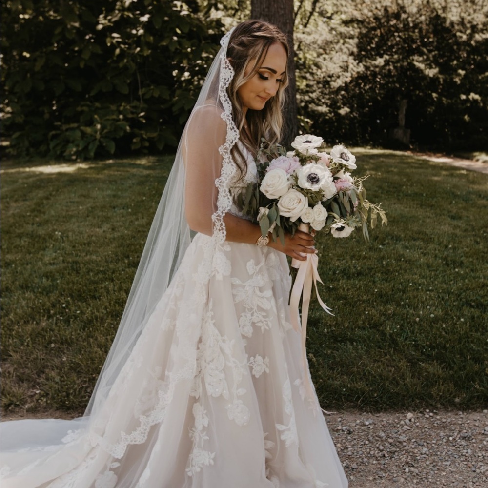 Sassi holford weeding dress- lace and beautiful details throughout dress.